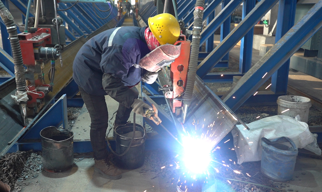 新疆大展钢结构有限责任公司:“加速跑”奋力冲刺全年目标任务开云体育 开云平台(图2) 新疆大展钢结构有限责任公司:“加速跑”奋力冲刺全年目标任务开云体育 开云平台(图2)