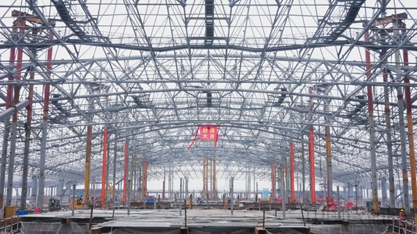 开云 开云体育平台重庆江北国际机场T3B航站楼整体屋盖钢结构全面圆满封顶(图3) 开云 开云体育平台重庆江北国际机场T3B航站楼整体屋盖钢结构全面圆满封顶(图3)