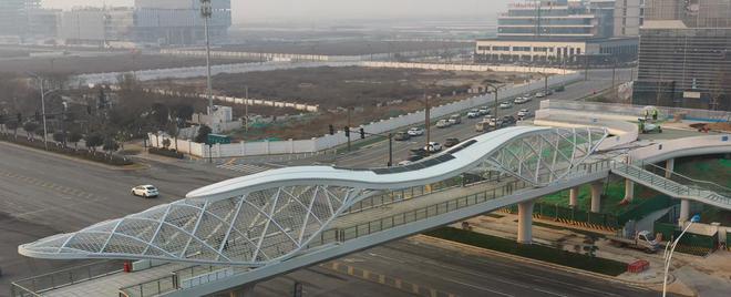 西咸新区首座多曲面异形空间钢结构人行天桥启用开云 开云体育APP(图2)