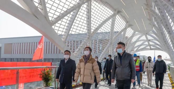 西咸新区首座多曲面异形空间钢结构人行天桥启用开云 开云体育APP(图1)