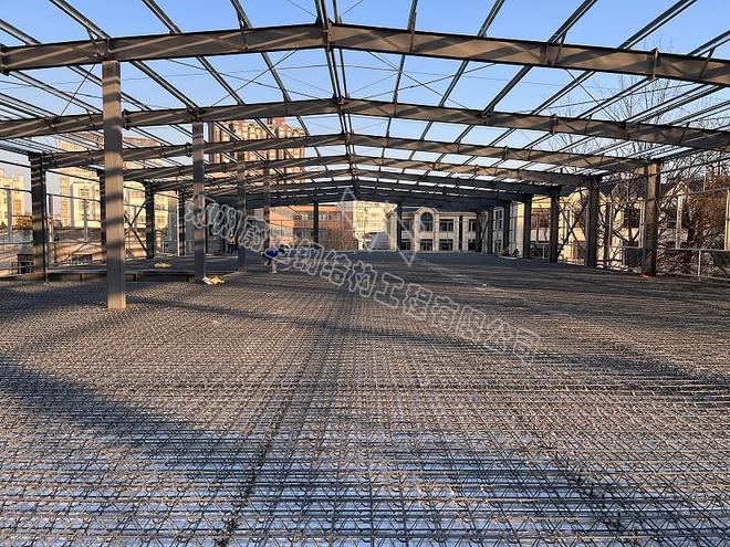 Kaiyun 开云蔚蓝钢构百科：多层钢结构厂房工程楼承板安装的三个问题要注意(图1)