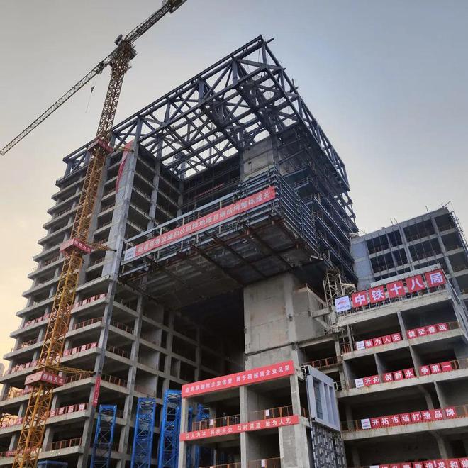 国内首个采用各层弱相关悬挂钢结构项目正式进入钢结构开云体育 开云官网提升阶段(图2)