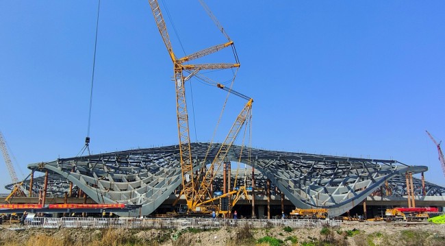 台州路桥机场改扩建工程航站区工程施工总承包II标段项目钢结构全面封顶开云 开云体育(图1) 台州路桥机场改扩建工程航站区工程施工总承包II标段项目钢结构全面封顶开云 开云体育(图1)