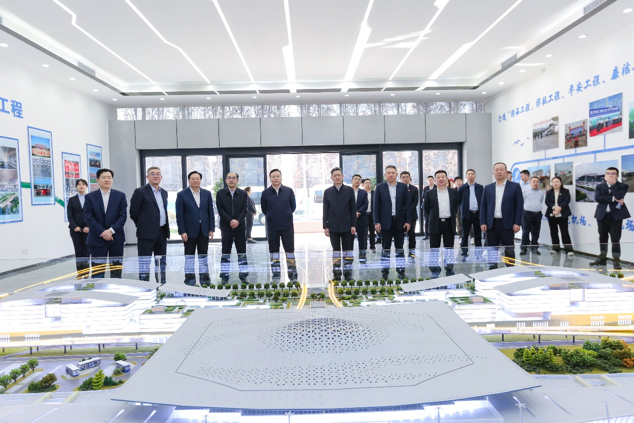 开云体育 开云官网中建八局发展建设公司临沂启阳机场新航站楼屋面钢结构网架合拢仪式圆满举行(图3) 开云体育 开云官网中建八局发展建设公司临沂启阳机场新航站楼屋面钢结构网架合拢仪式圆满举行(图3)