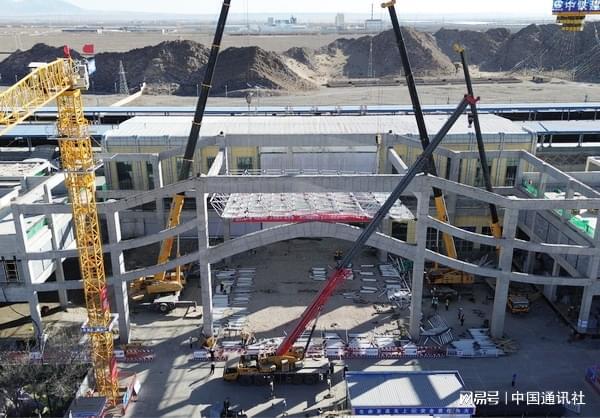 开云体育 开云官网中铁建工集团青藏铁路西格段提质工程站房标段项目部德令哈站钢结构网架吊装成功(图4) 开云体育 开云官网中铁建工集团青藏铁路西格段提质工程站房标段项目部德令哈站钢结构网架吊装成功(图4)