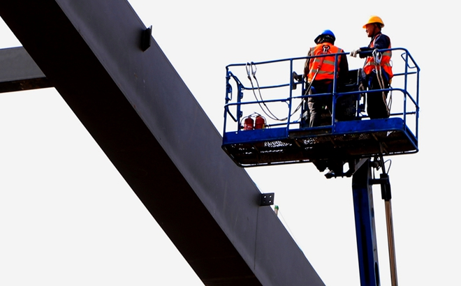 潍烟高铁烟台西站钢结构顺利封顶开云 开云体育平台(图2)