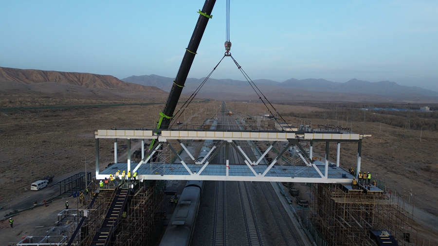 开云体育 开云官网青藏铁路西格段提质工程乌兰站新建天桥钢结构吊装成功(图2) 开云体育 开云官网青藏铁路西格段提质工程乌兰站新建天桥钢结构吊装成功(图2)
