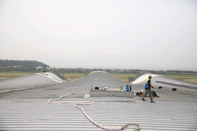 开云 开云体育平台金属屋面玻璃幕墙珠海机场新航站楼穿上亮丽“外衣”(图2)