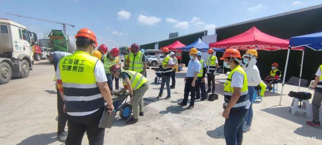 4998米江苏未来Kaiyun 开云第一高楼钢结构巨柱冲出地面(图4) 4998米江苏未来Kaiyun 开云第一高楼钢结构巨柱冲出地面(图4)