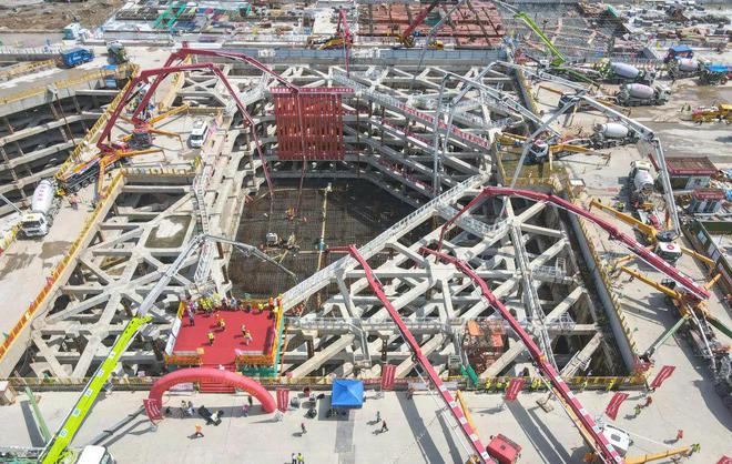 4998米江苏未来Kaiyun 开云第一高楼钢结构巨柱冲出地面(图7) 4998米江苏未来Kaiyun 开云第一高楼钢结构巨柱冲出地面(图7)