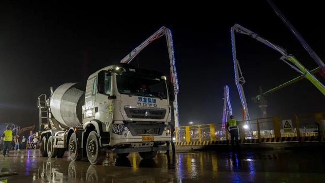 4998米江苏未来Kaiyun 开云第一高楼钢结构巨柱冲出地面(图10) 4998米江苏未来Kaiyun 开云第一高楼钢结构巨柱冲出地面(图10)