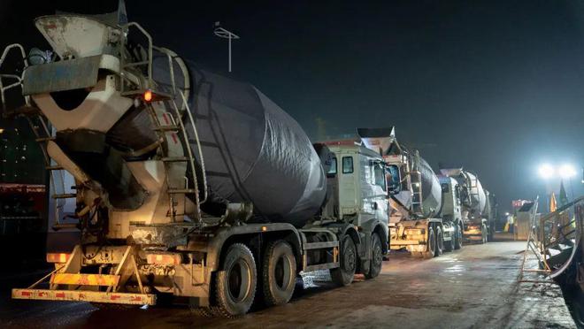 4998米江苏未来Kaiyun 开云第一高楼钢结构巨柱冲出地面(图11) 4998米江苏未来Kaiyun 开云第一高楼钢结构巨柱冲出地面(图11)