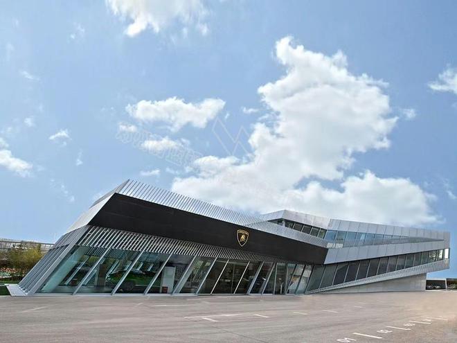 蔚蓝钢构开云 开云体育百科:钢结构汽车4S店建筑的诞生——稳固、美观、快捷(图1) 蔚蓝钢构开云 开云体育百科:钢结构汽车4S店建筑的诞生——稳固、美观、快捷(图1)