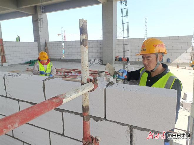 开云 开云体育兰张三四线铁路武威东站站房加紧建设(图2) 开云 开云体育兰张三四线铁路武威东站站房加紧建设(图2)