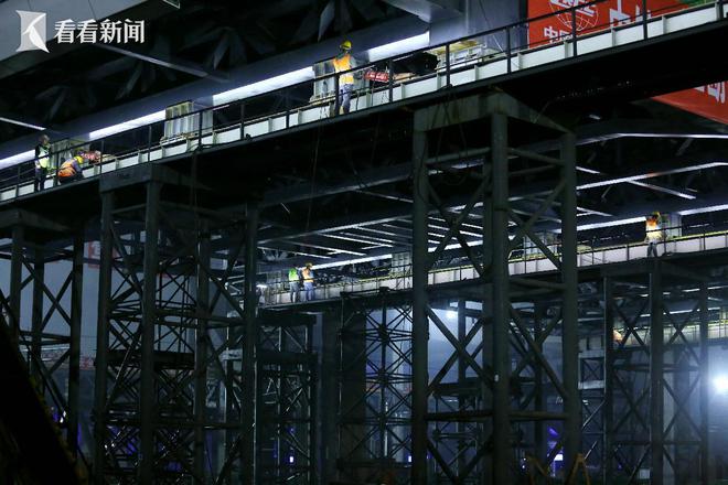 开云体育 开云平台世界首例大型站改钢结构整体跨线首次顶推成功(图1)