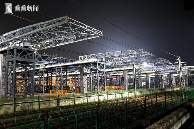 开云体育 开云平台世界首例大型站改钢结构整体跨线首次顶推成功(图2)