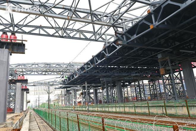 开云体育 开云平台世界首例大型站改钢结构整体跨线首次顶推成功(图3)