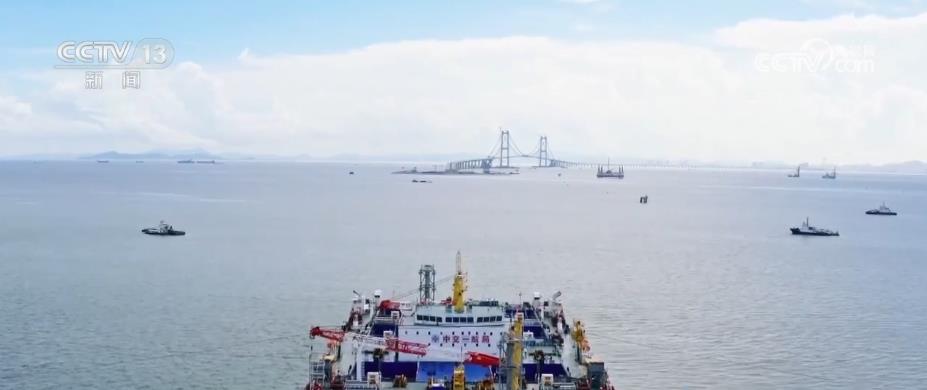 “海底长城”合龙“深中牵手”成功 刷新多项纪录开云 开云体育平台(图1) “海底长城”合龙“深中牵手”成功 刷新多项纪录开云 开云体育平台(图1)