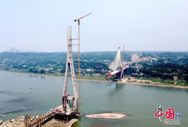 Kaiyun 开云体育预计明年建成通车泸州榕山长江大桥2号主塔首段钢梁成功吊装(图3)