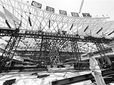 开云体育 开云平台北京朝阳站交通枢纽主体结构封顶 钢结构屋盖滑移就位(图1)