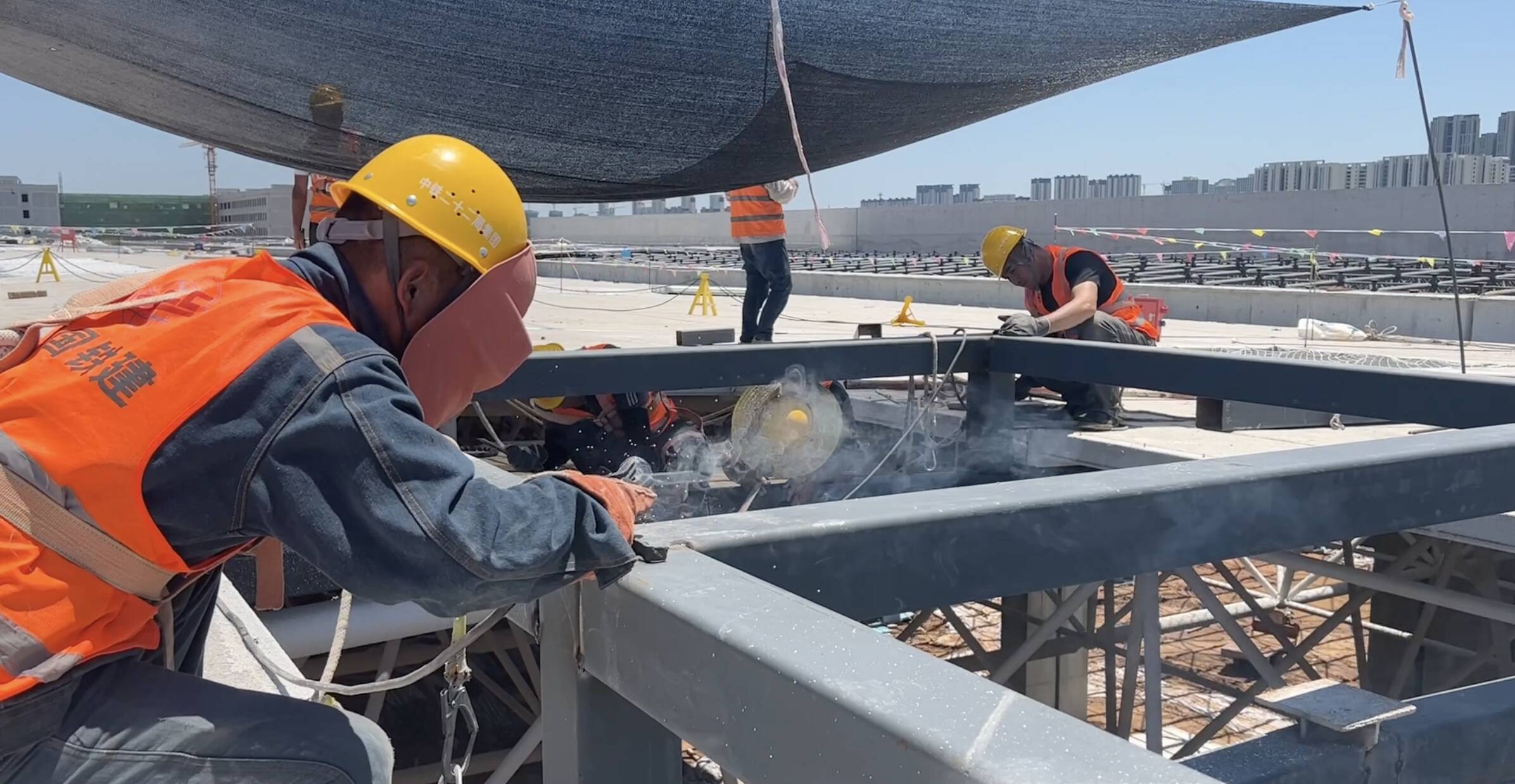 开云APP 开云官网入口首次采用网架+轻型屋面板结构形式!济南地铁4号线唐冶北车辆段运用库钢结构全面封顶(图4) 开云APP 开云官网入口首次采用网架+轻型屋面板结构形式!济南地铁4号线唐冶北车辆段运用库钢结构全面封顶(图4)