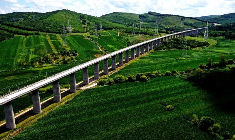 开云 开云体育平台零下42度穿越多个生态景区……他们如何建成最北高寒高铁长隧？(图4)