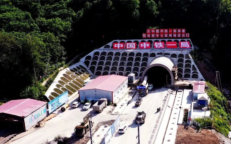 开云 开云体育平台零下42度穿越多个生态景区……他们如何建成最北高寒高铁长隧？(图5)