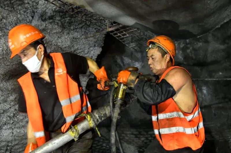 开云 开云体育平台零下42度穿越多个生态景区……他们如何建成最北高寒高铁长隧？(图3)