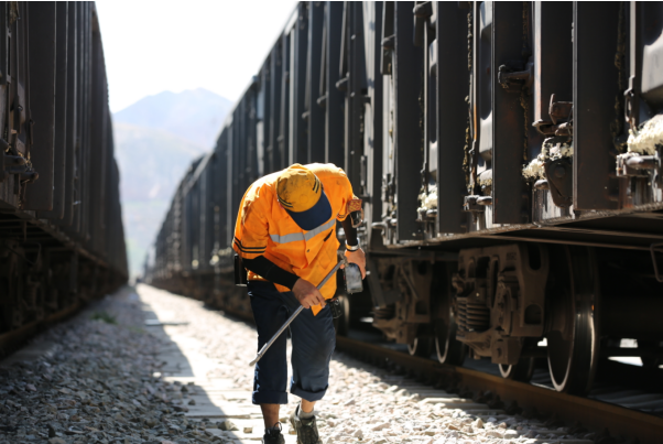 开云体育 Kaiyun.com 官网入口“烤”验！ 烈日下坚守的劳动者(图3)