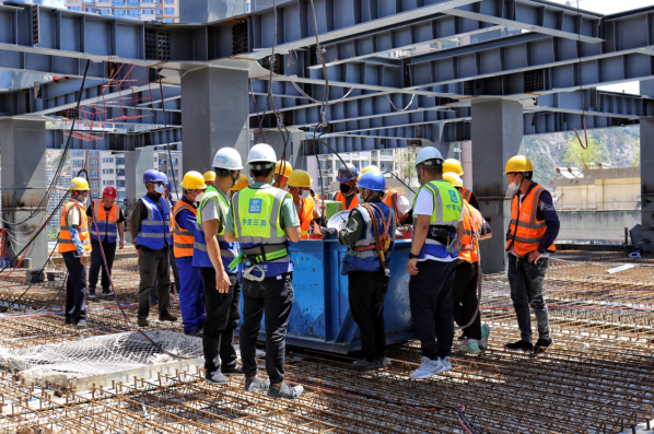 开云体育 Kaiyun.com 官网入口“烤”验！ 烈日下坚守的劳动者(图10)