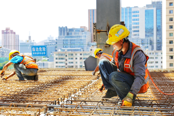 开云体育 Kaiyun.com 官网入口“烤”验！ 烈日下坚守的劳动者(图9)