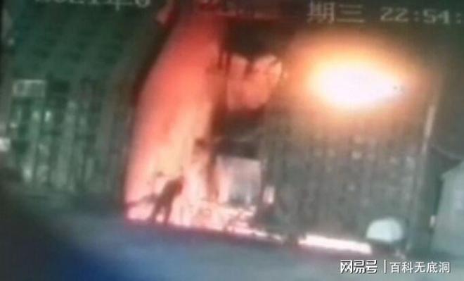 3Kaiyun 开云4岁炼钢工深夜「跳入高炉」被融化！15秒影片疯传：一下就没了(图2)