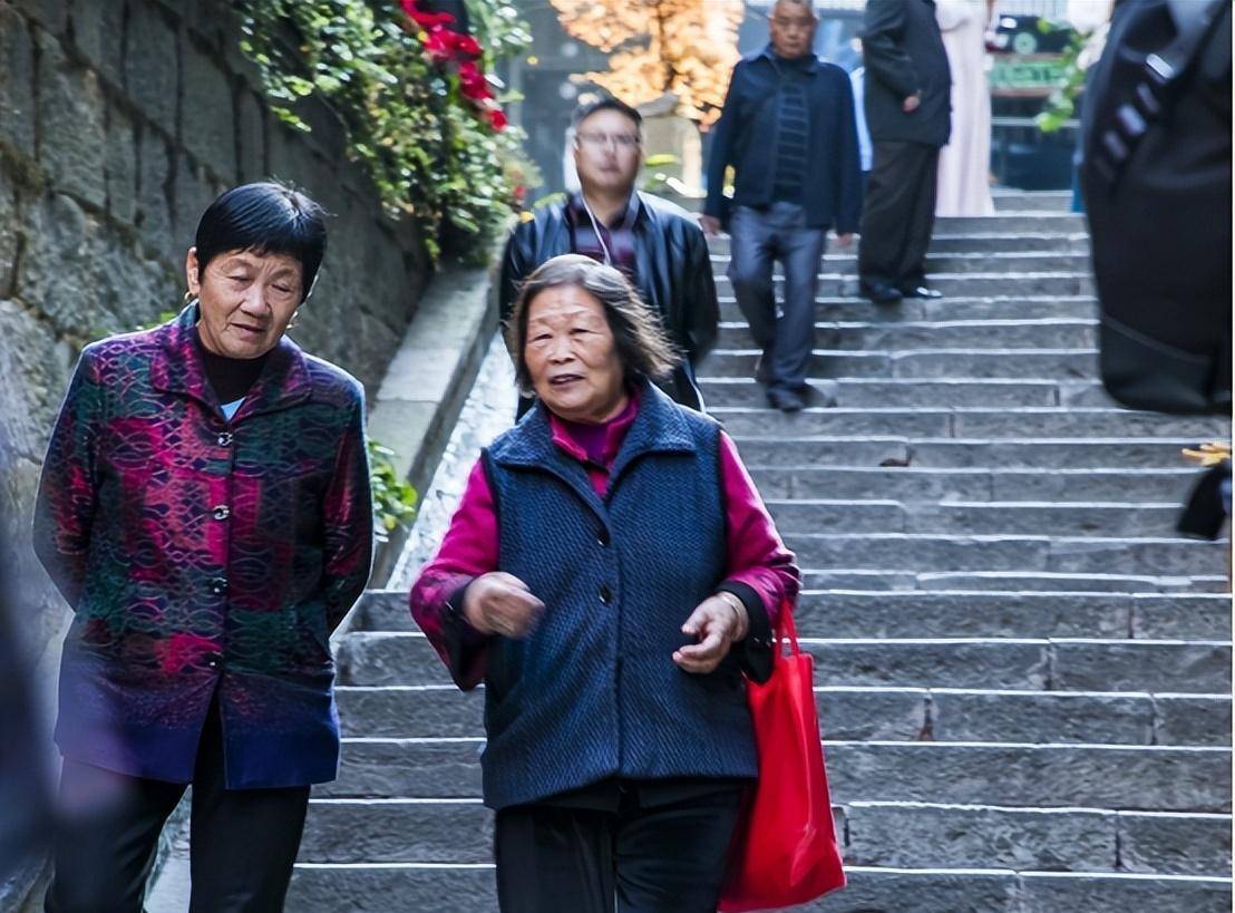 开云 开云体育平台我国已进入“长寿时代”！2023全球人均寿命排名猜猜中国第几？(图1)