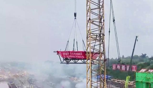 Kaiyun 开云首件33吨钢结构管桁架吊装到位 川南城际铁路自贡东站“上梁”(图1)