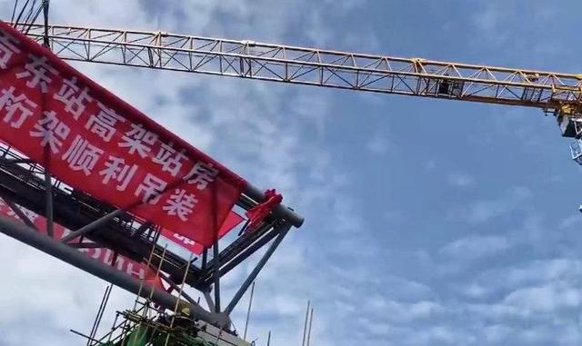 Kaiyun 开云首件33吨钢结构管桁架吊装到位 川南城际铁路自贡东站“上梁”(图2)