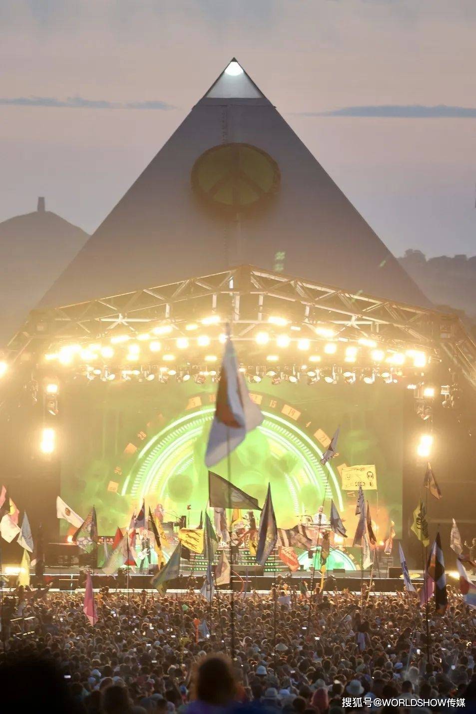 Kaiyun 开云体育全球最大露天音乐节：2023 Glastonbury 数十万乐迷忘情狂欢！(图1)