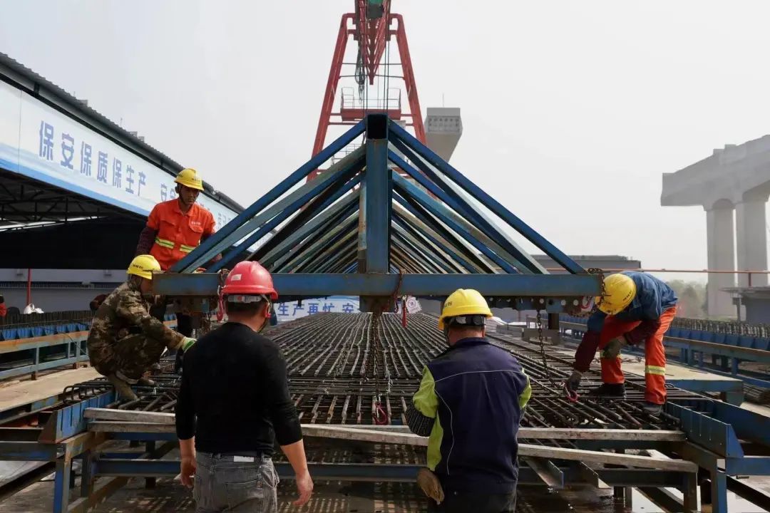 Kaiyun 开云体育90后“学霸” 泡在桐乡工地上的5000多个小时(图5)