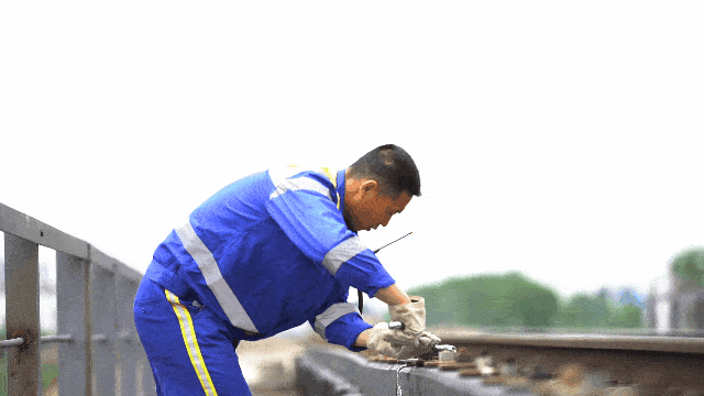 新时代·开云APP 开云官网入口哈铁榜样 鲁力东：嫩水河畔的铁路桥梁守护者(图5)
