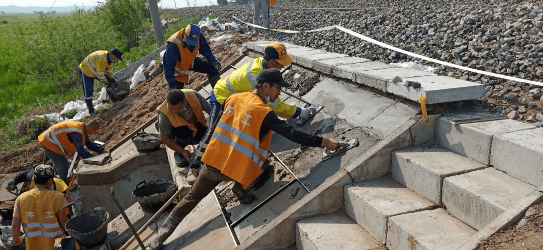 新时代·开云APP 开云官网入口哈铁榜样 鲁力东：嫩水河畔的铁路桥梁守护者(图6)