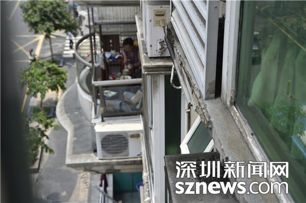 Kaiyun 开云蛇口蓝虹豪苑外墙脱落多年无人修 碎石从天而降路人心惊(图1)